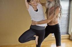 6个瑜伽教练上我老婆-妻子在健身房练双人瑜伽